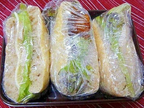 お弁当に鶏ハムと唐揚げのサンドイッチ